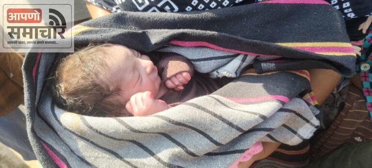 7 दिन की नवजात झाड़ियों में लावारिस हालत में मिली ।