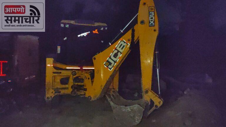 अवैध खननः श्रीनगर में ग्रामीणों ने अवैध खनन करते जेसीबी मशीन पकड़ी ।