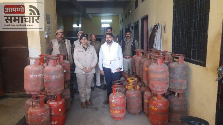 अवैध गैस रिफिलिंग करते 42 गैस सिलेंडर जब्त।