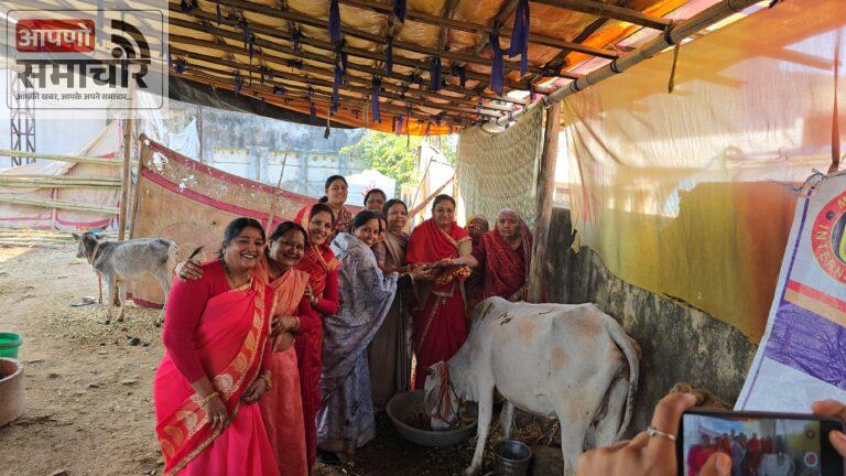 मोनी अमावस्या पर गौशाला में गौ सेवा के साथ भजन कीर्तन का आयोजन।