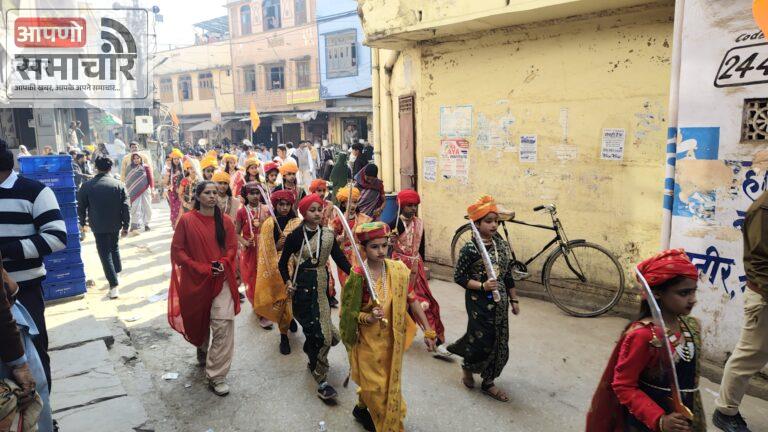 आदर्श विद्या मंदिर विद्यालय के बालकों ने निकाला पथ संचलन।